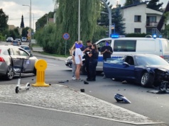 Wypadek w centrum Nowego Sącza. Chevrolet Corvette zderzył się z Volvo – utrudnienia na skrzyżowaniu