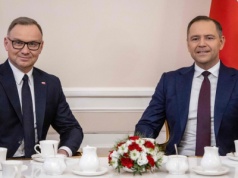 Duda wręczył prezent Nawrockiemu. Nagranie niesie się po sieci