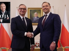 Prezydent wręczył egzemplarz 