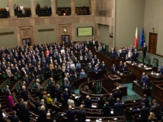 SONDAŻ. Tusk zatopił koalicjantów? PSL i PL 2050 pod progiem