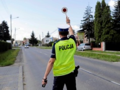 Za to wykroczenie grozi nie tylko mandat i punkty karne. Policja może od razu odebrać prawo jazdy