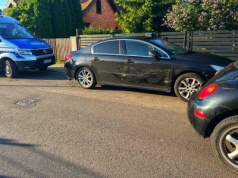 Wjechał w zaparkowane auto i uciekł pieszo