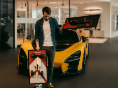 W życiu nie będziemy mieli w domu McLarena ani Ferrari, ale dzięki temu panu możemy montować papierowe rzeźby legendarnych samochodów.