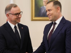 Andrzej Duda wręczył swoją książkę Karolowi Nawrockiemu. Nagranie obiegło media społecznościowe