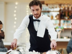 Tych błędów nie wybaczą ci w eleganckiej restauracji. Najgorsze wpadki przy stole