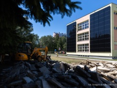 Koniec z betonowymi boiskami! Prawie 10 tysięcy metrów zieleni do końca wakacji