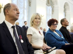Ogórek i Karnowscy z orderami od Dudy. Wstydu na finiszu sobie nie oszczędzi