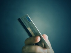 Znalazł kartę bankomatową i robił zakupy. Teraz grozi mu więzienie