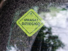 Dziecko nie zawsze musi jeździć w foteliku. Kiedy można zamienić fotelik na podkładkę?
