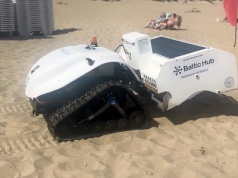 Po polskiej plaży jeździ dziwny robot. BeBot zaskoczył plażowiczów