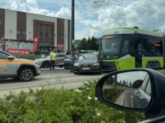 Audi pod tramwajem na al. Piłsudskiego w Olsztynie. 67-latek nie ustąpił pierwszeństwa