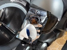 Ten humanoidalny robot zbierze brudne ubrania i zrobi pranie