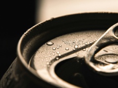 Zamiast energetyka – wódka. Wpadka na linii produkcyjnej popularnej marki