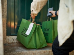 W Uber Eats pojawią się nowe funkcje AI. Jedna z nich sprawi, że zgłodniejesz