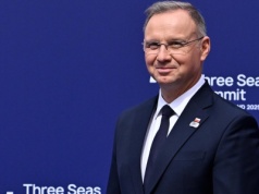 Jedna z ostatnich decyzji prezydenta Andrzeja Dudy. Wręczył dwóm gwiazdom polski paszport