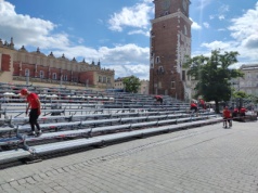 Na Rynku Głównym powstaje trybuna dla kibiców