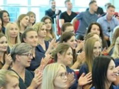 Pielęgniarki świętują. Odebrały dzisiaj dyplomy ukończenia studiów