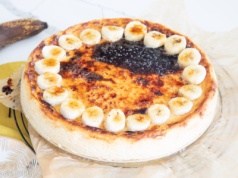 Sernik baskijski z bananami