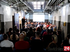 Muzyka klasyczna za murami Aresztu Śledczego w Świdnicy. Dla osadzonych na skrzypcach zagrał Robert Bachara [FOTO/VIDEO]