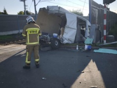 Zignorował sygnalizację i wjechał prosto pod pociąg? Wypadek na przejeździe kolejowym pod Krakowem (ZDJĘCIA)