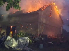 Rolnikom spłonęła stodoła i 25 ton zboża. Zwierzęta są bez dachu i paszy