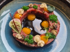 Jak karmi ArtBistro By Progres w dawnych gdańskich koszarach kawalerii?