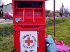 Polski Czerwony Krzyż wycofuje kontenery na ubrania