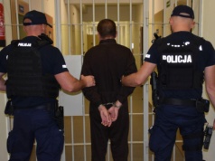Śmiertelne pobicie i atak nożem. 36-latek przerwał leczenie i zabił 58-letnią kobietę
