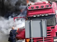 Dramatyczne chwile na A4. Policjanci z Legnicy ruszyli na pomoc – całe zdarzenie nagrano [WIDEO]