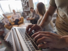Wraca „Bon na laptop dla nauczyciela”. Co się zmieniło w trzeciej turze programu?