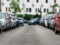 Dziwna zasada na parkingu pod blokiem. Nocą wsuwają 450 zł kary za wycieraczkę