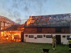 Duży pożar w gminie Dywity. Spłonęły zabudowania gospodarcze [ZDJĘCIA]