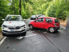Kolizja na drodze do Przełęczy Okraj. Dwa auta zderzyły się na śliskiej nawierzchni.