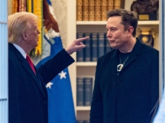 Donald Trump jest fanem, ale Elon Musk uważa, że „samochody z silnikiem benzynowym i manualną skrzynią biegów będą jak jazda konna”.