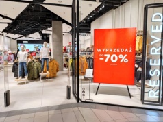 Nie marynarki i nie kurtki - jesień podbija jeans z wyprzedaży w Reserved. A co w Sinsay?