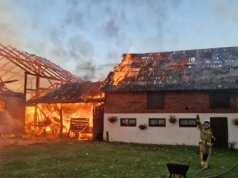 Poważny pożar we Frączkach. Spłonęła stodoła i obora, strażacy walczyli o dom