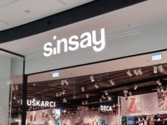 Polki pędzą do Sinsay po te klapki za 29,99 zł - wygodne, śliczne i na platformie. Okazje też w Puma