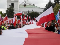 Pod Sejmem tłum zwolenników Karola Nawrockiego. „Precz ze zdrajcami”