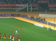 Nietypowy sposób na rzut karny! Zaskoczył bramkarza! [WIDEO]