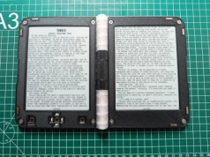 Ten czytnik e-booków naprawdę przypomina papierową książkę