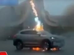 Piorun trzykrotnie trafił elektryka [wideo]. Kluczowe systemy nieuszkodzone, wycieraczki działają, ale auto staje