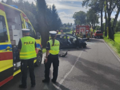 27-latka zjechała z drogi i uderzyła w drzewo. Pomógł jej policjant po służbie
