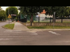 Trudna sprawa małego trawnika przy Szkole Podstawowej nr 6 w Gnieźnie