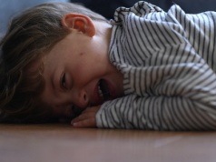 Dziecko rzuca się na podłogę w sklepie i krzyczy w niebogłosy. Masz 2 wyjścia