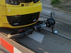 Mężczyzna na rowerze elektrycznym wjechał pod tramwaj. Trafił do szpitala