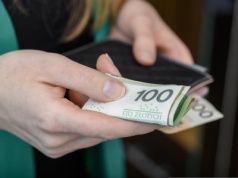 Młodzi i już zadłużeni po uszy. Kredyty, pożyczki i alimenty. 