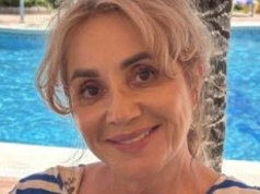 Wylaszczona Danuta Martyniuk wcina frykasy i śle pozdrowienia z wakacji. Pochwaliła się zdjęciem W BIKINI