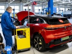 Naprawy samochodów elektrycznych wciąż droższe, ale różnica maleje