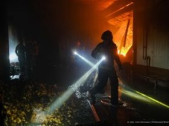 Pożar hali na Pomorzu opanowany. Trwają poszukiwania strażaka