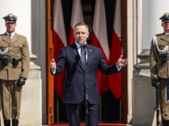 Nawrocki mianował nowych generałów. Tusk nie kryje wątpliwości